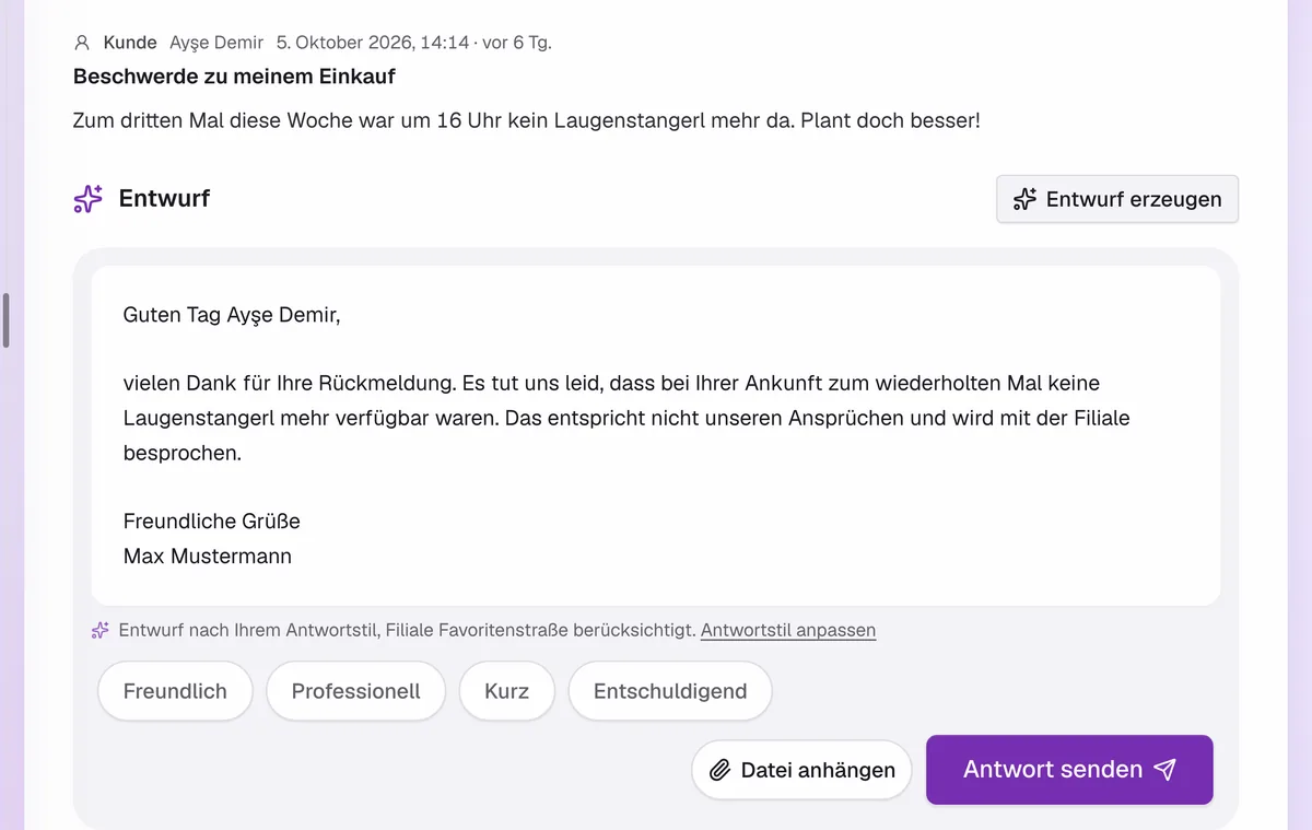 Eine geöffnete Kundenmail in der App, Betreff „Beschwerde zu meinem Einkauf“, darunter der Block Entwurf mit dem Antworttext, dem Hinweis zum Antwortstil, den Tonknöpfen und den Knöpfen „Datei anhängen“ und „Antwort senden“.