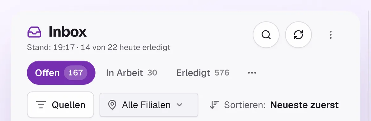 Der Kopf der Inbox in der App: die Reiter Offen, In Arbeit und Erledigt mit ihren Zahlen, darunter die Filter „Quellen“ und „Alle Filialen“ und die Sortierung „Neueste zuerst“.